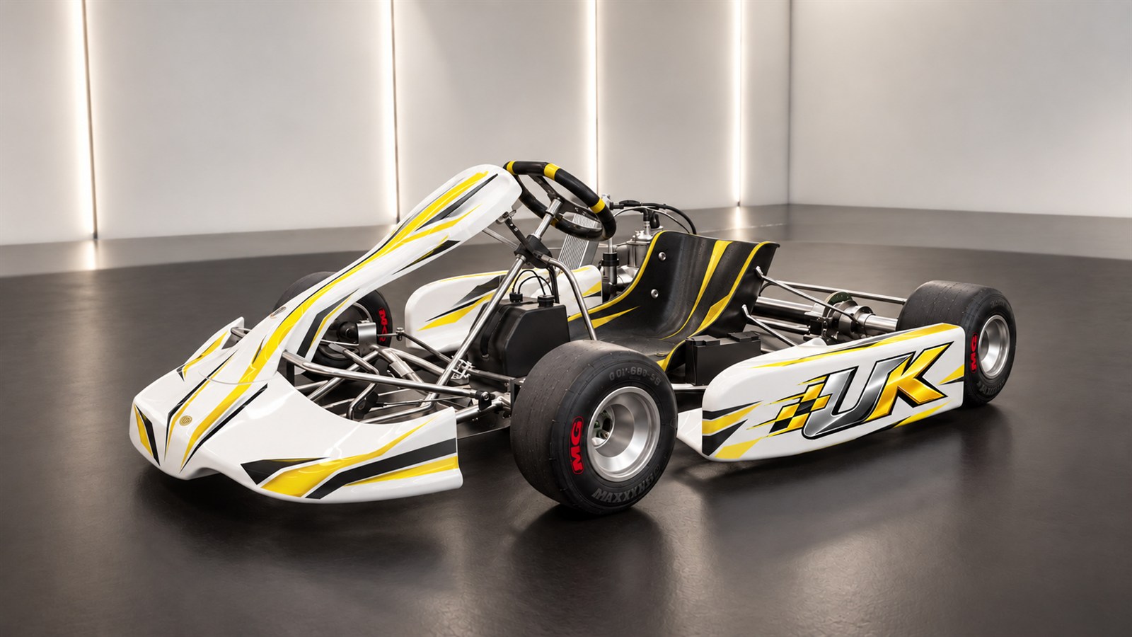 Kart de ULTRA KART con carrocería blanca, amarilla y negra, presentado en un entorno de estudio.