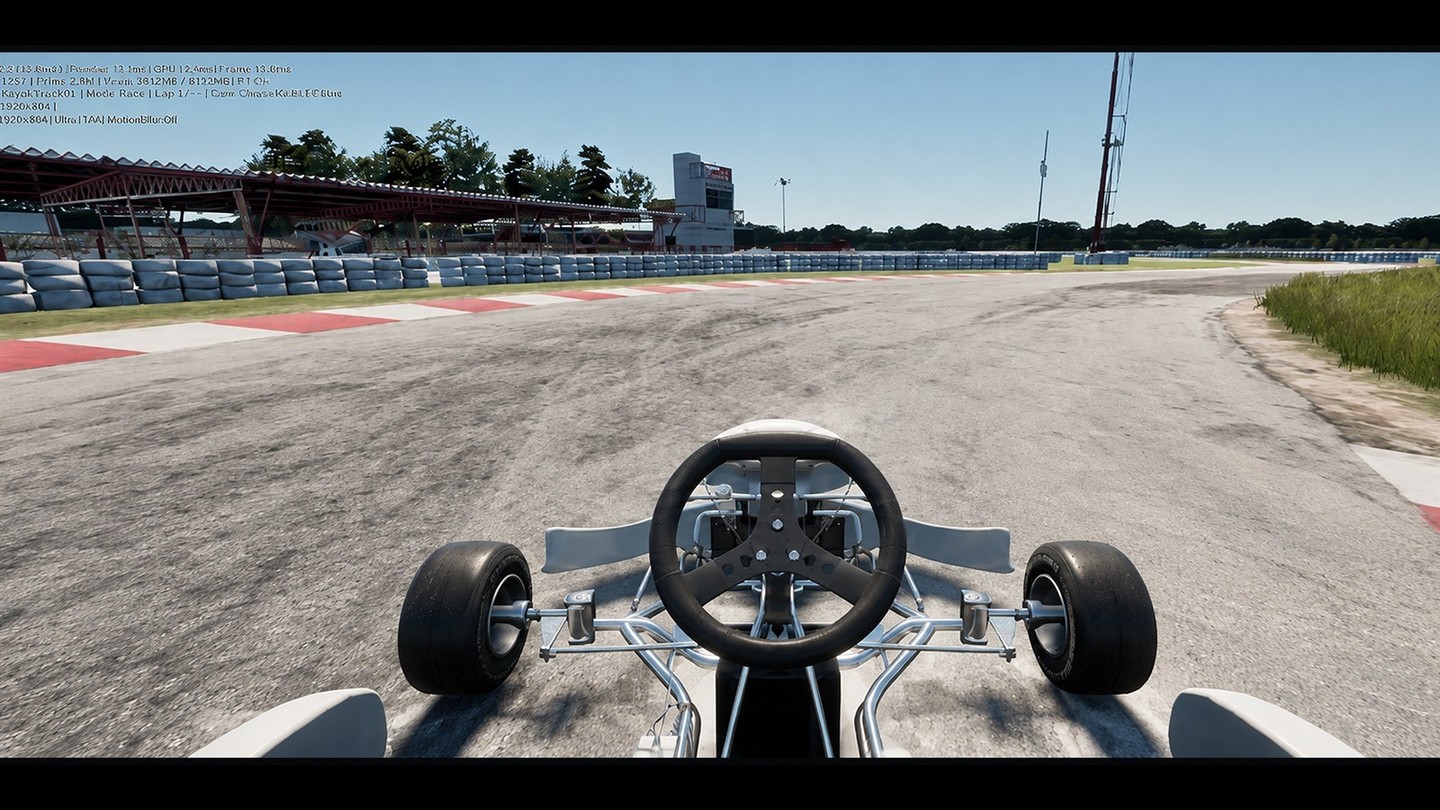 Vista onboard del kart con volante, pista y datos de prueba.
